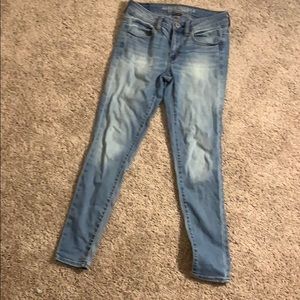 AMERICAN EAGLE LIGHT WASH SKINNY JEANS